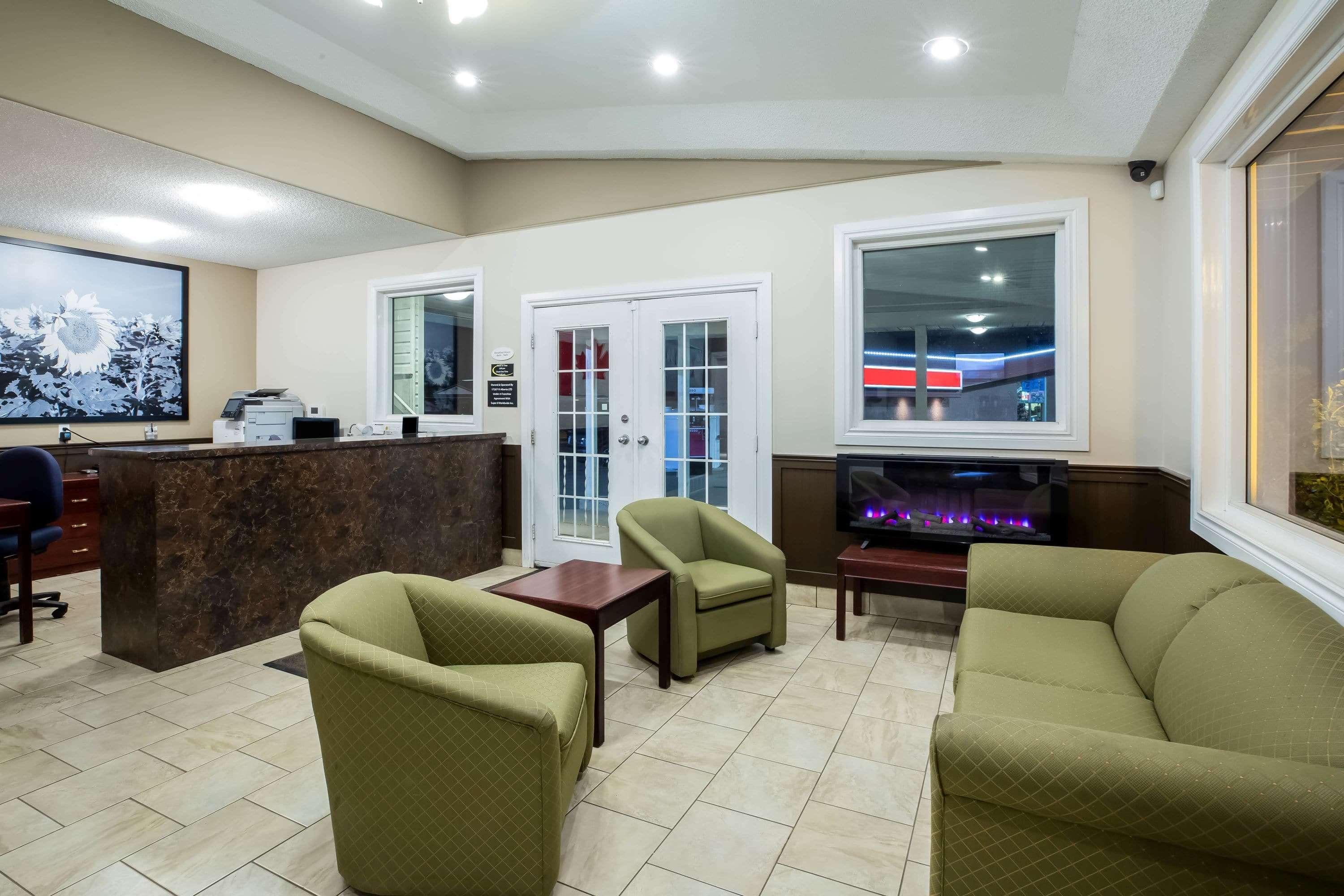 Super 8 By Wyndham Smoky Lake Esterno foto