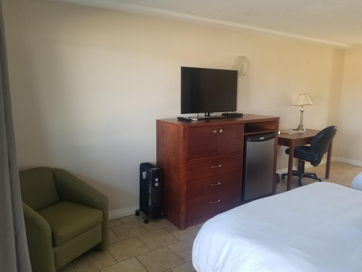 Super 8 By Wyndham Smoky Lake Esterno foto