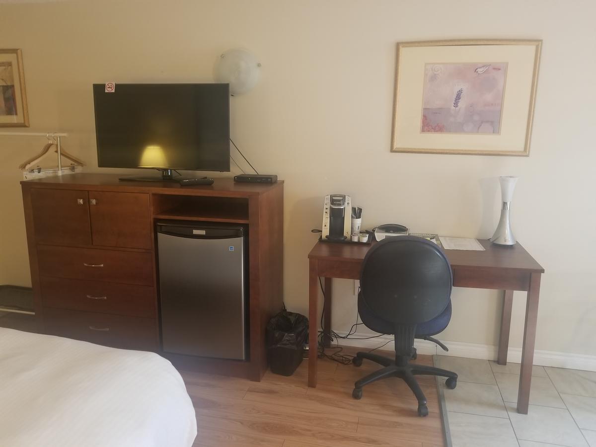 Super 8 By Wyndham Smoky Lake Esterno foto